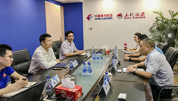 7月9日，集團(tuán)公司董事長李漢東、副總經(jīng)理龔勇一行前往上航假期國際旅行社總部，拜訪上航假期總經(jīng)理靳黎軍，雙方就下一步開展更加深入的合作進(jìn)行了洽談。市場營銷部、經(jīng)營管理部相關(guān)負(fù)責(zé)人陪同參加。.png