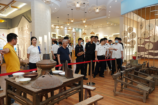 “助力鄉(xiāng)村振興，踐行艱苦奮斗” 將新員工黨性教育活動(dòng)搬到對(duì)口幫扶村.jpg