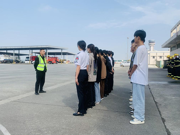 綿陽(yáng)機(jī)場(chǎng)安檢站對(duì)閬中機(jī)場(chǎng)、民航校  實(shí)習(xí)生開(kāi)展軍訓(xùn).png