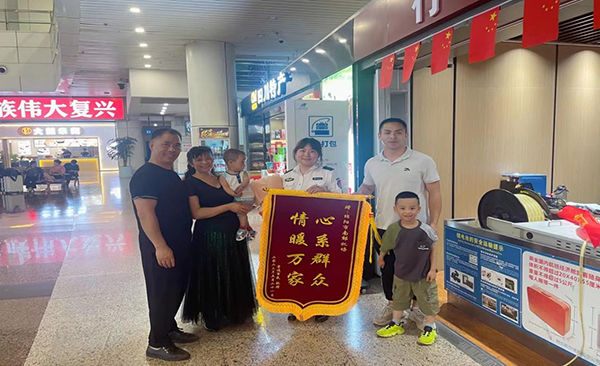 心系群眾，情暖萬家—— 綿陽機(jī)場(chǎng)安檢站暖心服務(wù)獲錦旗.png