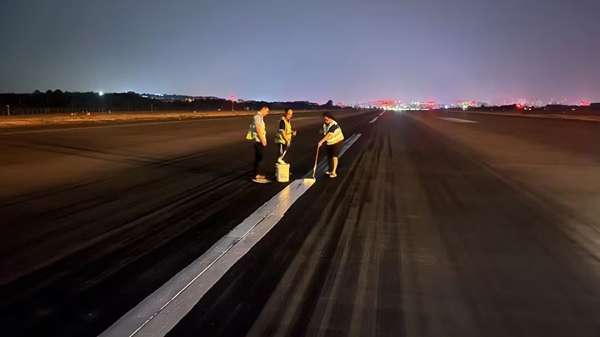 深夜，航班結(jié)束后，工作人員對(duì)跑道中心線進(jìn)行復(fù)新_副本.jpg